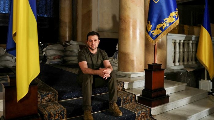 The Guardian: Ο Zelensky είναι υπό πίεση λόγω του σκανδάλου διαφθοράς, θα τον πιέσει ο Macron