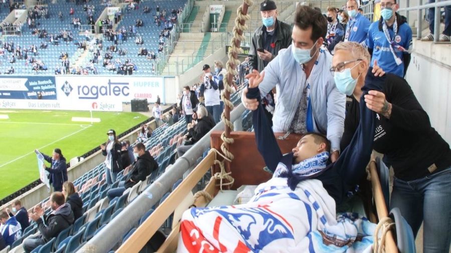 Πανηγύρισε την άνοδο της Χάνσα Ρόστοκ σε κρεβάτι εντατικής, που μετετράπη σε... καράβι