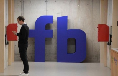 Με την επιβολή σκληρών φόρων προειδοποιεί η Βρετανία τη Google και τη Facebook, λόγω «αδράνειας» στην τρομοκρατία