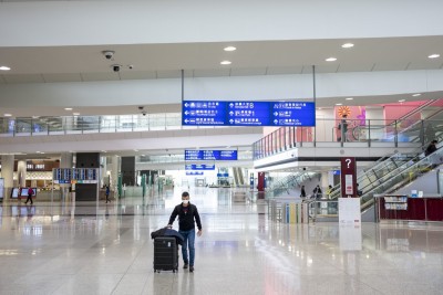 Ποιοι συνεχίζουν απτόητοι τα ταξίδια, αψηφώντας τον COVID-19