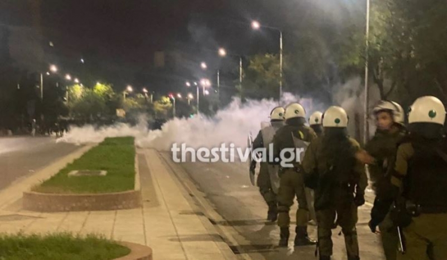 Επεισόδια με «βροχή» από μολότοφ έξω από το Αριστοτέλειο στη Θεσσαλονίκη