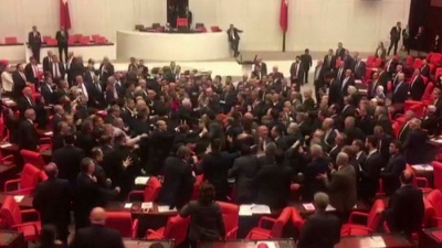 Τουρκική Βουλή: Άγριο ξύλο στην εθνοσυνέλευση για προσβολή στον Erdogan