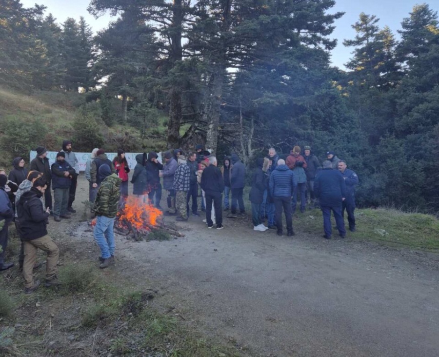 Ξεσηκωμός στον Πάρνωνα - Οι κάτοικοι στον Κοσμά Αρκαδίας μπλόκαραν τις εργασίες για τις ανεμογεννήτριες, προστατεύουν τον τόπο τους