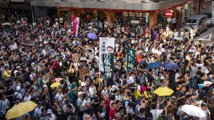 Χόνγκ Κόνγκ: Μαζικές διαδηλώσεις με αίτημα την παραίτηση της επικεφαλής της τοπικής κυβέρνησης Carrie Lam