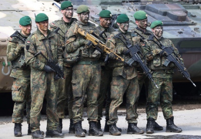 Politico: Η ΕΕ δεν μπορεί να αντιμετωπίσει στρατιωτικά τη Ρωσία – Χρειάζεται τις ΗΠΑ αλλά χωρίς τον Trump