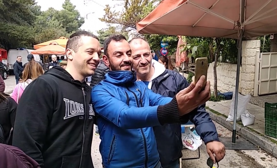 Θερμή υποδοχή από κατοίκους της Αθήνας σε κλιμάκιο της Χρυσής Αυγής με επικεφαλής τον Ηλία Κασιδιάρη