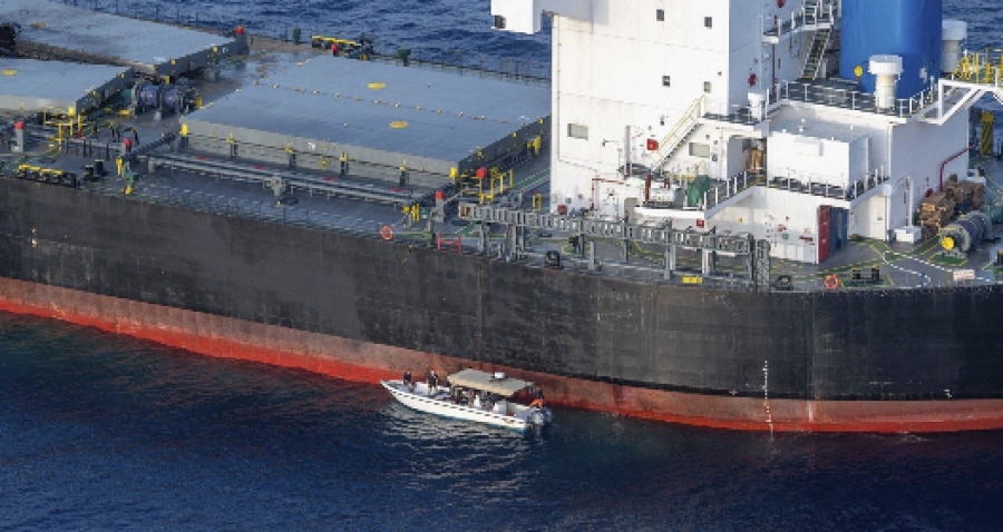 Ερυθρά Θάλασσα: Διπλό χτύπημα σε ελληνόκτητο πλοίο - Σοβαρές ζημιές και εισροή νερού