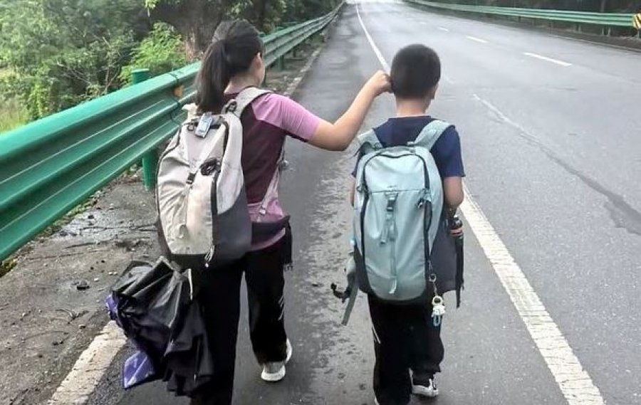 Άνδρας περπάτησε 800 χλμ για να διδάξει στα παιδιά του αντοχή και επιμονή