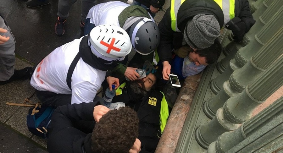 Γαλλία: Ηγετική μορφή των κίτρινων γιλέκων τραυματίστηκε σοβαρά στο μάτι – Τέθηκε σε τεχνητό κώμα