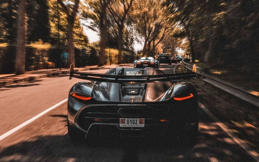 Λόγω διαρροής υδραυλικού υγρού πήρε φωτιά το άμοιρο Jesko στην Αττική Οδό