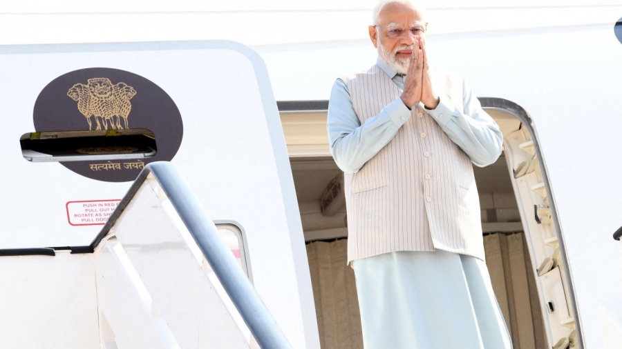 Στην Αθήνα ο Ινδός Narendra Modi - Κατέθεσε στεφάνι στο μνημείο του Άγνωστου Στρατιώτη - Συνάντηση με Μητσοτάκη στο Μαξίμου