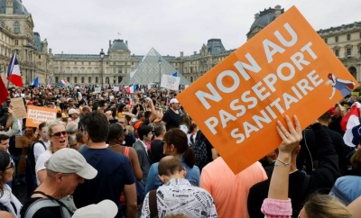 H Γαλλία επεκτείνει το υγειονομικό πιστοποιητικό και στους μισθωτούς, παρά τις αντιδράσεις