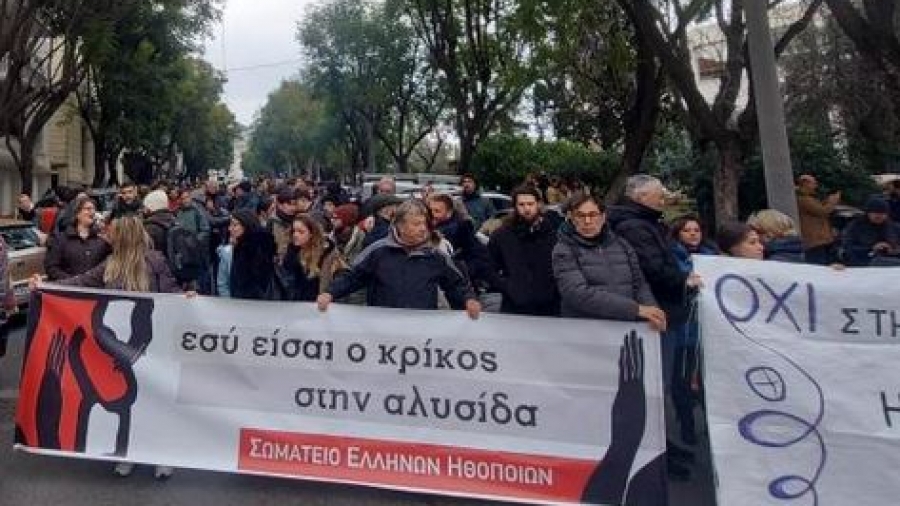 Συγκέντρωση καλλιτεχνών στην οδό Ρηγίλλης με το βλέμμα στραμμένο στη συνάντηση εκπροσώπων τους με τον Μητσοτάκη