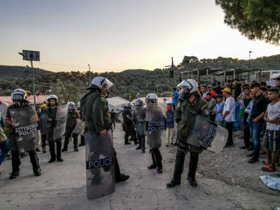 Φωτιά στη Μόρια: Τρεις διμοιρίες των ΜΑΤ μεταβαίνουν από την Αθήνα στη Λέσβο