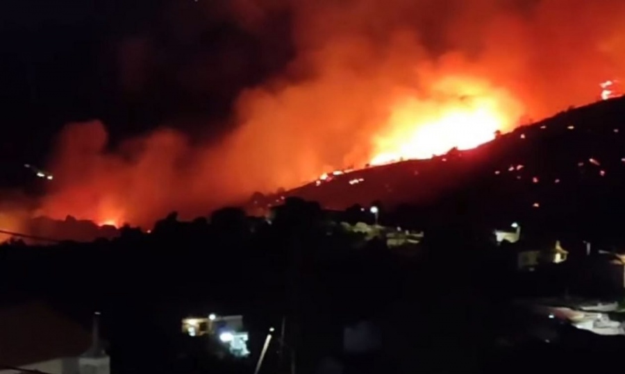 Τρόμος στην Κάρυστο - Μαίνεται ανεξέλεγκτη η φωτιά στα Μεσοχώρια – Οι φλόγες έχουν κυκλώσει τα χωριά, πολύ δύσκολο το βράδυ