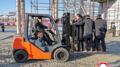 Ο Kim Jong-un παίζει με... περονοφόρο - Σηκώνει ψηλά την κόρη του!