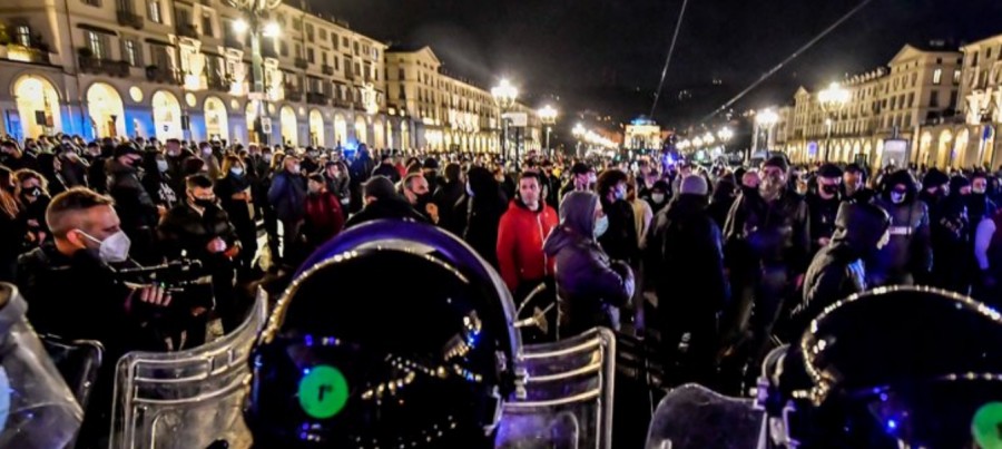 Η Ιταλία συγκλονίστηκε από διαδηλώσεις κατά του κορωνοιού - Τα κρούσματα σε νέο ρεκόρ