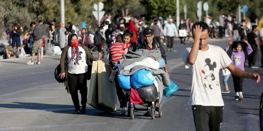 Ένταση στη Λέσβο - Χιλιάδες πρόσφυγες και μετανάστες διαδηλώνουν για να φύγουν από το νησί