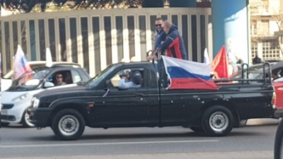 Τεράστια αυτοκινητοπορεία υπέρ της Ρωσίας στην Αθήνα - Πλημμύρισε η Συγγρού από ρωσικές σημαίες, αυτοκίνητα με «Ζ»
