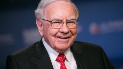 O Warren Buffett αυξάνει το μερίδιό του στην Occidental Petroleum ποντάροντας στα κέρδη από το «μαύρο χρυσό»