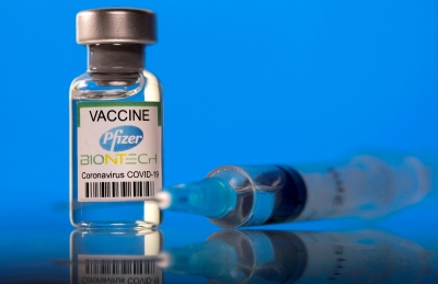 Covid: Η δ’ δόση εμβολίου Pfizer προστατεύει έναντι λοίμωξης τους άνω των 60, αλλά για λίγο