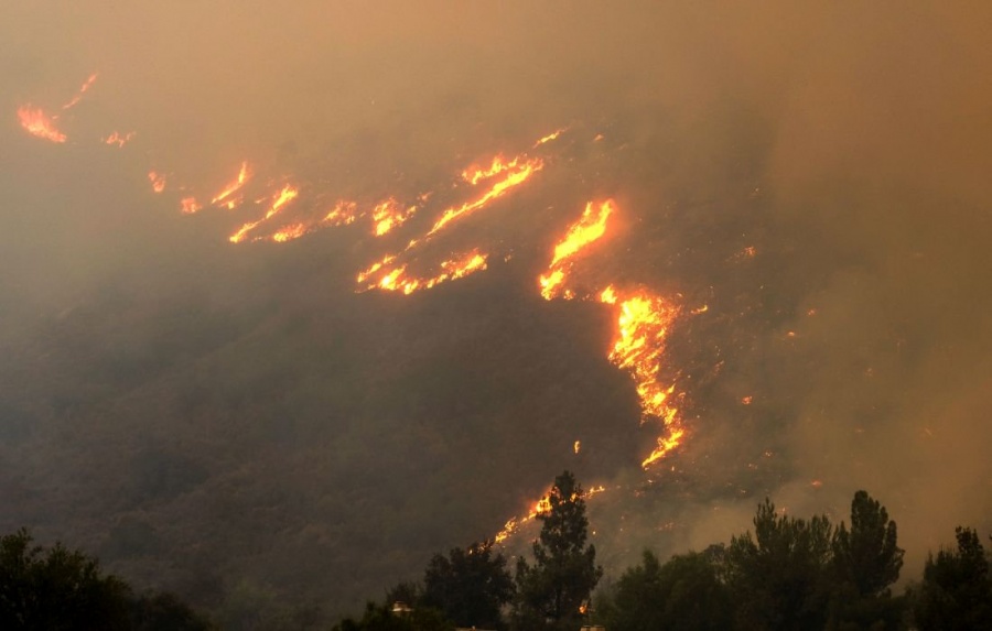 Μάχη των πυροσβεστών με τις φλόγες στην Εύβοια – Τρία τα ενεργά μέτωπα
