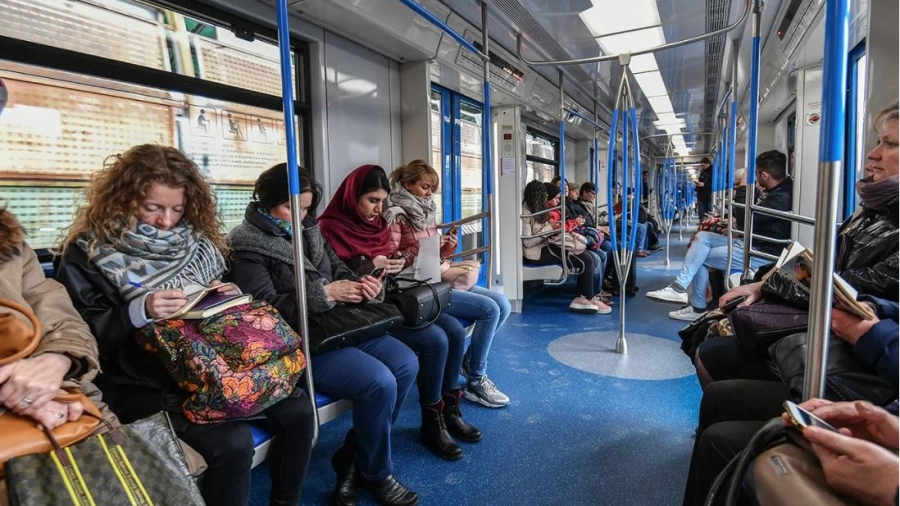 Έρχεται ο «νόμος κατά της αγένειας» - Πρόστιμο σε όσους δεν παραχωρούν τη θέση τους σε εγκύους και ηλικιωμένους στα ΜΜΜ