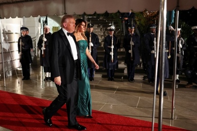 Η εμφάνιση της Melania Trump στη δεξίωση στον Λευκό Οίκο για τον Άραβα πρίγκιπα έχει προκαλέσει αντιδράσεις