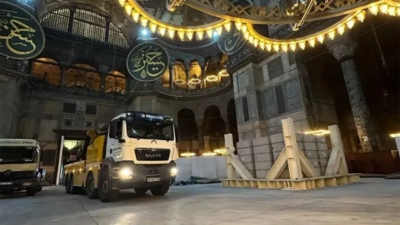 Απόλυτη ντροπή: Φορτηγά 20 τόνων μέσα στην Αγία Σοφία