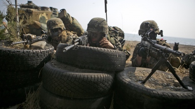 Πυρά στην Κορέα: 30 Βορειοκορεάτες στρατιώτες πέρασαν τα σύνορα – Απώλειες από έκρηξη νάρκης