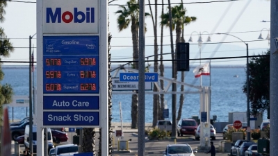 Γιατί εκτοξεύονται σε επίπεδα - ρεκόρ οι τιμές της βενζίνης στις ΗΠΑ