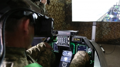 Η Ουκρανία παρέλαβε τους πρώτους κινητούς προσομοιωτές F-16 για εκπαίδευση των πιλότων