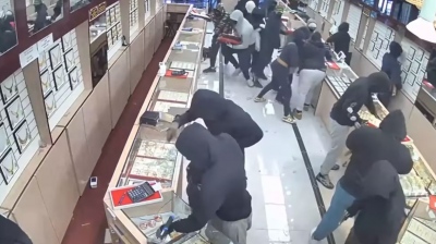 Πρωτοφανής ληστεία στην California - Συμμορία «άδειασε» κοσμηματοπωλείο μέσα σε ένα λεπτό (vid)