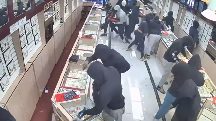 Πρωτοφανής ληστεία στην California - Συμμορία «άδειασε» κοσμηματοπωλείο μέσα σε ένα λεπτό (vid)
