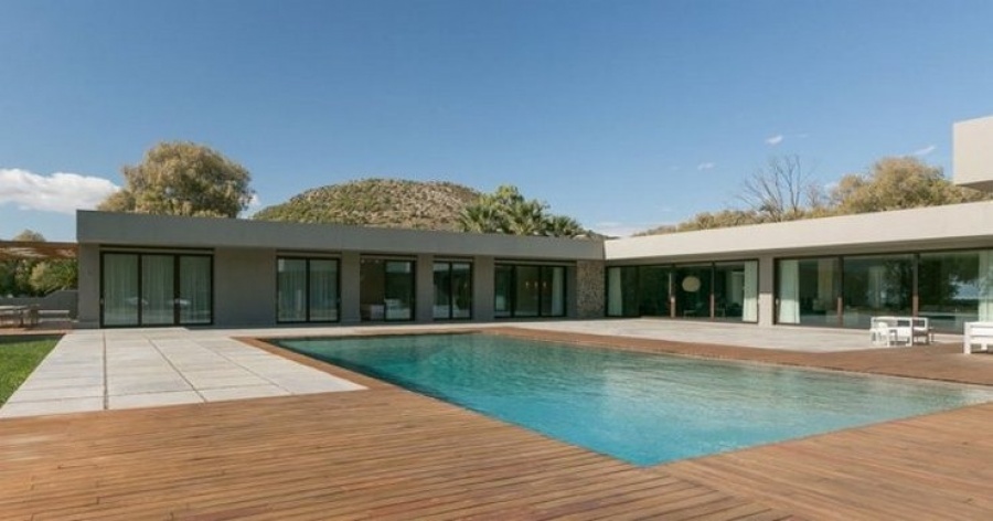 Στο «σφυρί» η μυθική βίλα του Αριστοτέλη Ωνάση στο Λαγονήσι