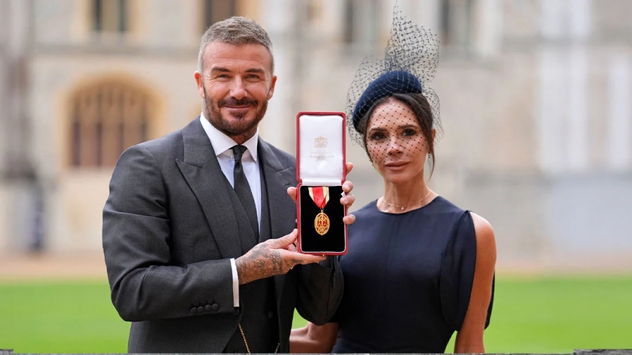 Ο Βασιλιάς Κάρολος έχρισε ιππότη τον David Beckham