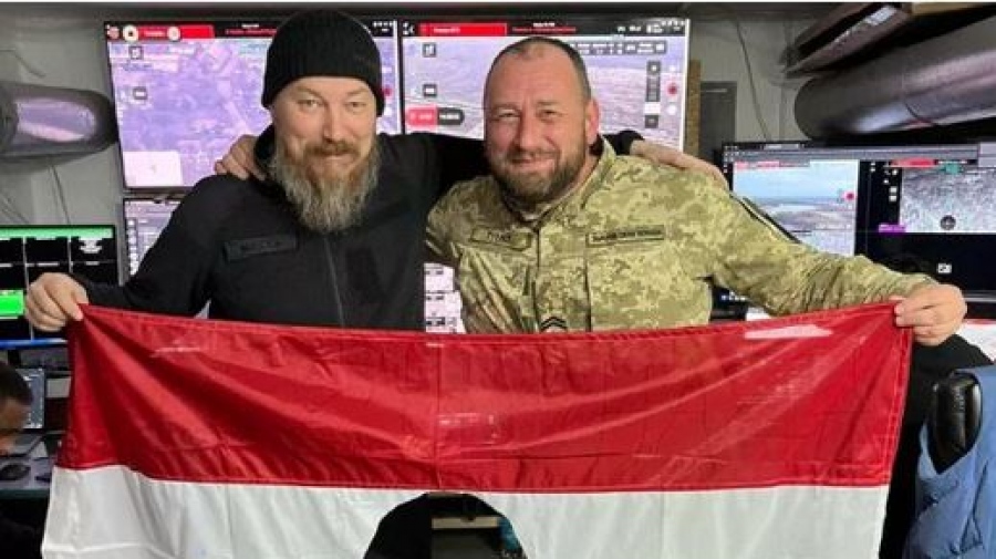 Ουκρανικές γελοιότητες – Ουκρανός Πρέσβης πόζαρε με μια φωτογραφία με σκισμένη ουγγρική σημαία