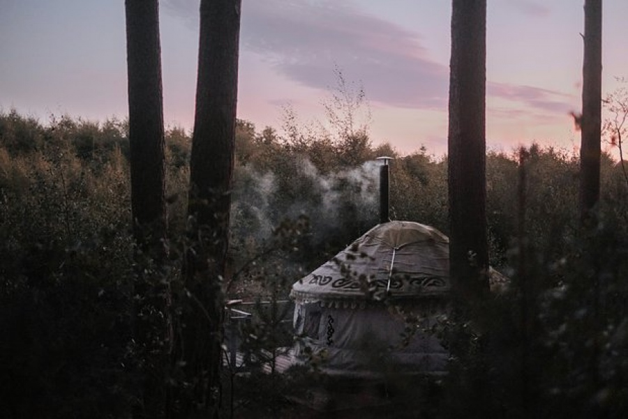 Ό,τι πεις είσαι: Ζευγάρι αυτοαποκαλείται ηγεμόνες αφρικανικής φυλής και ιδρύει Βασίλειο στο δάσος... της Σκωτίας - Ο Όφε... και η Νάντι