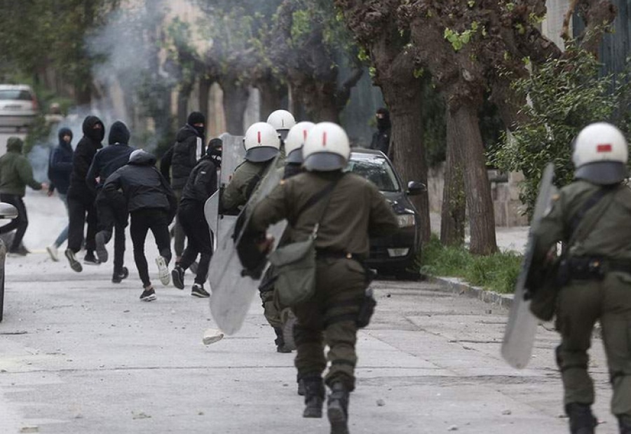 Επίθεση με μολότοφ κατά των ΜΑΤ στα Εξάρχεια - Δεκαέξι προσαγωγές