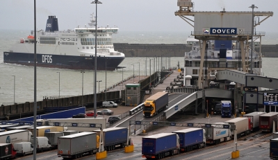 Βρετανία: Γραφειοκρατία και ουρές σε λιμάνια και τελωνεία σκίασαν τον πρώτο μήνα του Brexit