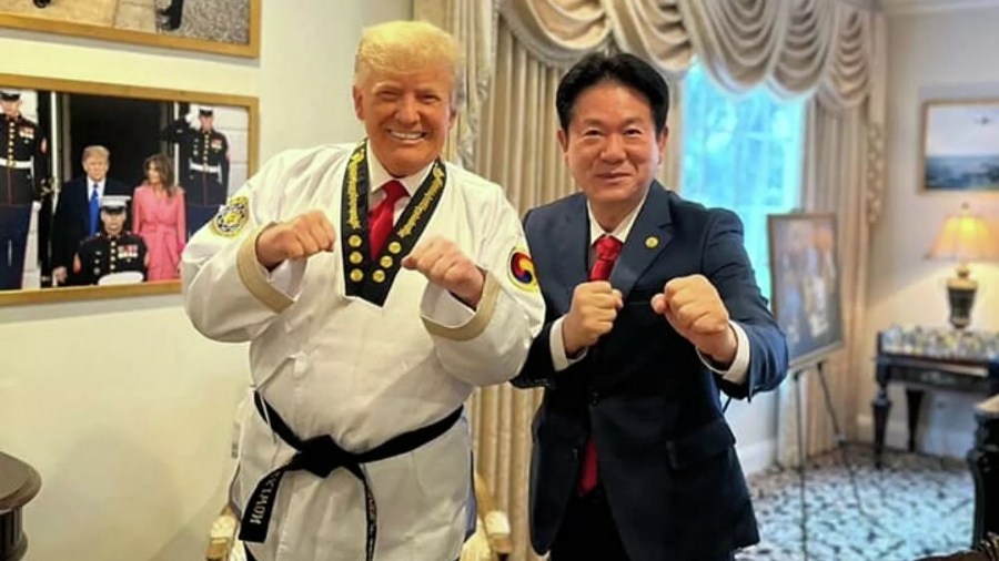 Ο Donald Trump πήρε μαύρη ζώνη στο ταεκβοντό από την Παγκόσμια Ακαδημία