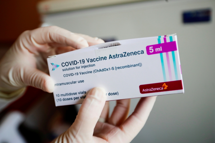 EΕ: Πρόταση για εμβολιασμούς με το AstraZeneca σε άτομα άνω των 60