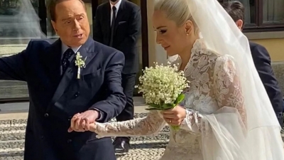 Γαμπρός για 3η φορά ο Berlusconi - Η 32χρονη σύζυγος του και ο «συμβολικός» γάμος των... 400.000 ευρώ