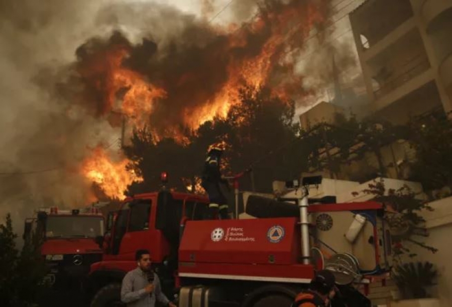 Πύρινος εφιάλτης στην Αττική – Κάηκαν σπίτια και πάρκα στη Βούλα