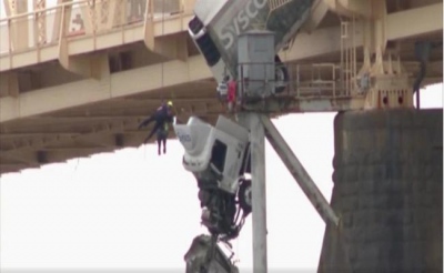 Φορτηγό κρεμάστηκε από γέφυρα στο Κεντάκι των ΗΠΑ