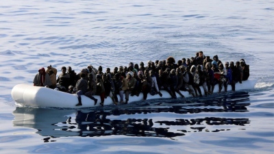 Ιταλία: Ακυβέρνητο πλοίο με 50 μετανάστες πλέει σε διεθνή χωρικά ύδατα