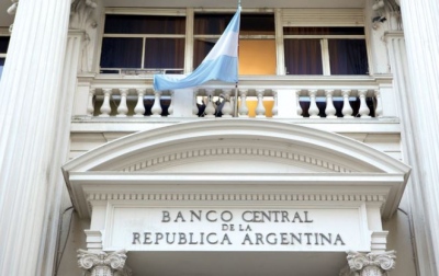 Αργεντινή: Στο 97% το επιτόκιο, έκτακτα μέτρα για τον πληθωρισμό – Παρέμβαση για στήριξη του πέσος
