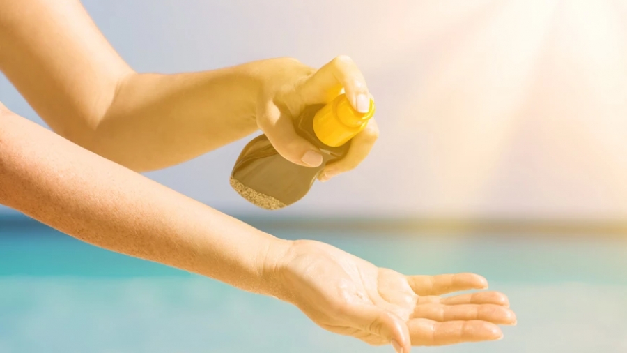 Johnson & Johnson: Ανακαλεί πέντε αντηλιακά – Εντοπίστηκε καρκινογόνο χημικό