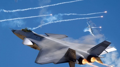 F 35 εναντίον J 20: Η Κίνα απογειώνει 1.300 φονικά stealth και τελειώνει οριστικά την αεροπορική υπεροχή των ΗΠΑ