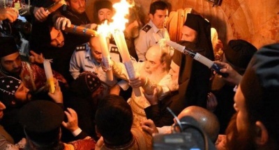 Με μεγάλη καθυστέρηση ξεκίνησε η πτήση με το Άγιο Φως - Στο αεροδρόμιο Ελευσίνας η τελετή υποδοχής